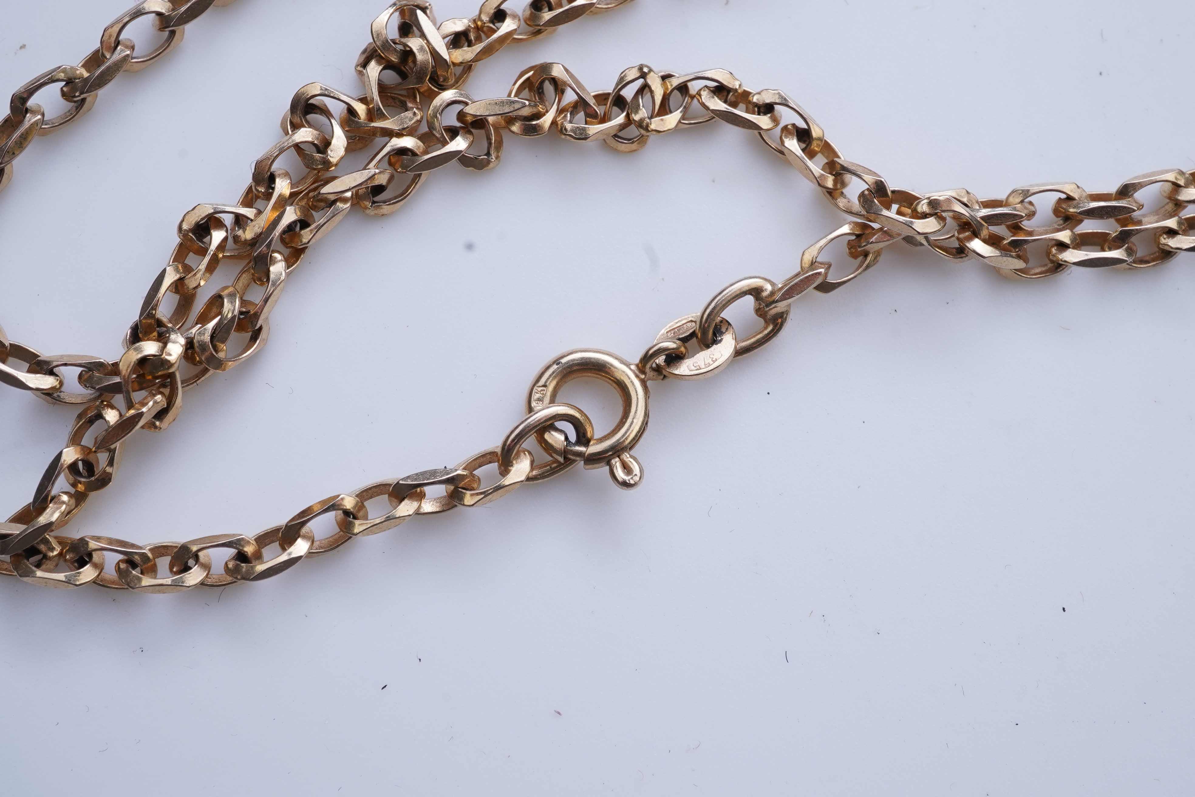 A coral pendant necklace